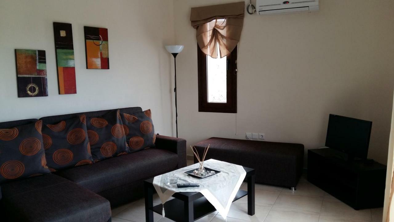 Gougousis Apartments Kaloyiros Екстер'єр фото