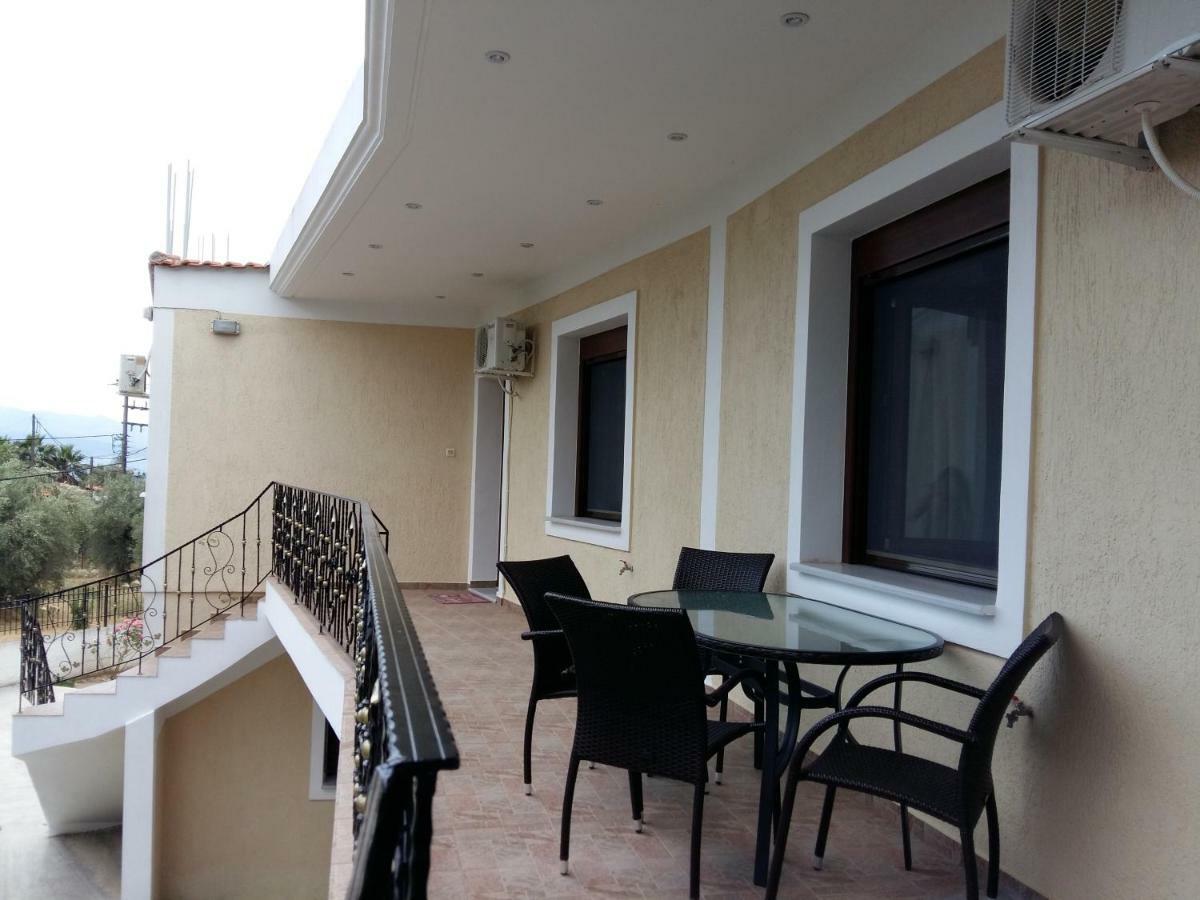 Gougousis Apartments Kaloyiros Екстер'єр фото